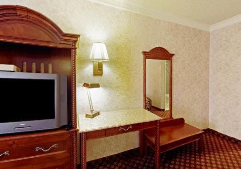 Americas Best Value Inn & Suites - Fontana Phòng bức ảnh